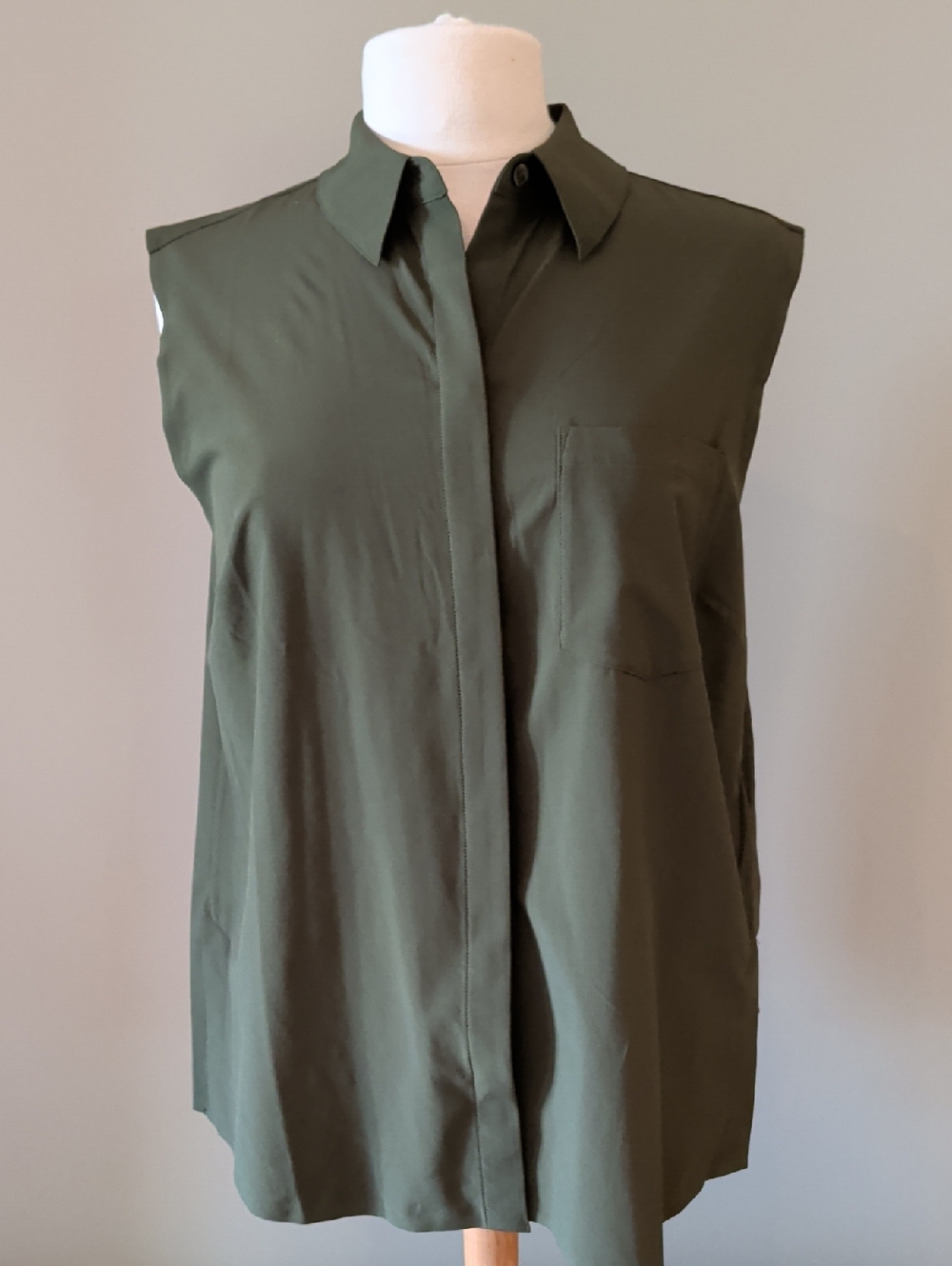 Athleta Sleeveless Button-Down Top w/ One Pocket in Olive. Size Medium